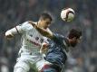 Matej Mitrovic (l) von Besiktas Istanbul setzt sich im Kopfballduell mit Olympiakos-Spieler Karim Ansarifard durch. Foto: Lefteris Pitarakis