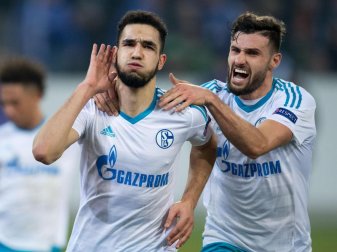 Der verwandelte Elfer von Nabil Bentaleb (l) brachte Schalke den Ausgleich zum 2:2 und damit die Entscheidung. Foto: Marius Becker Der verwandelte Elfer von Nabil Bentaleb (l) brachte Schalke den Ausgleich zum 2:2 und damit die Entscheidung. Foto: Marius Becker