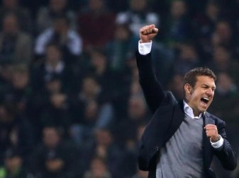 Schalkes Trainer Markus Weinzierl springt beim Abpfiff in die Luft. Foto: Rolf Vennenbernd Schalkes Trainer Markus Weinzierl springt beim Abpfiff in die Luft. Foto: Rolf Vennenbernd