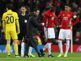 Paul Pogba (2.v.r.) geht nach der Pause verletzt vom Platz. Foto: Martin Rickett Paul Pogba (2.v.r.) geht nach der Pause verletzt vom Platz. Foto: Martin Rickett