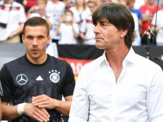 Lukas Podolski (l) wird ein letztes Mal unter Joachim Löw spielen. Foto: Arne Dedert Lukas Podolski (l) wird ein letztes Mal unter Joachim Löw spielen. Foto: Arne Dedert