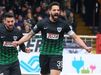 Adriano Grimaldi (r.) schießt Münster zum Sieg