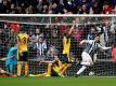 Albions Hal Robson-Kanu (r) jubelt in West Bromwich über sein Tor zum 2:1 gegen den FC Arsenal. Foto: Nick Potts