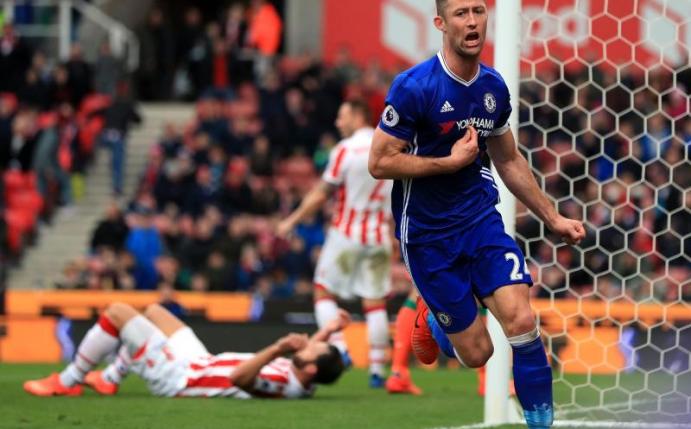 Chelseas Gary Cahill (r) jubelt über sein Tor zum 2:1 gegen Stoke City. Foto: Mike Egerton