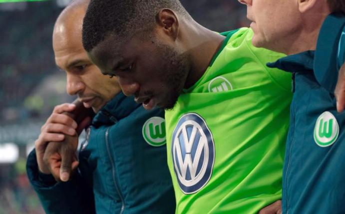 Wolfsburgs Paul-Georges Ntep wird verletzt vom Platz gebracht. Foto: Peter Steffen