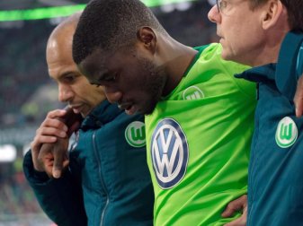 Wolfsburgs Paul-Georges Ntep wird verletzt vom Platz gebracht. Foto: Peter Steffen Wolfsburgs Paul-Georges Ntep wird verletzt vom Platz gebracht. Foto: Peter Steffen