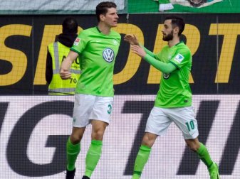 Mario Gomez (l, mit Yunus Malli) erzielte das Siegtor gegen Darmstadt. Foto: Peter Steffen Mario Gomez (l, mit Yunus Malli) erzielte das Siegtor gegen Darmstadt. Foto: Peter Steffen