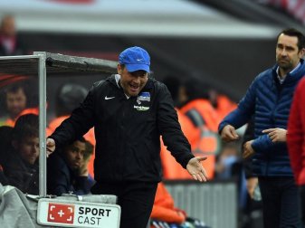 Pal Dardai (l) und Michael Preetz rätseln über die Auswärtsschwäche der Hertha. Foto: Federico Gambarini