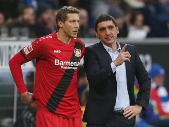 Tayfun Korkut wechselt mit Stefan Kießling kurz vor Schluss noch einen Stürmer ein - ohne Wirkung. Foto: Thomas Frey Tayfun Korkut wechselt mit Stefan Kießling kurz vor Schluss noch einen Stürmer ein - ohne Wirkung. Foto: Thomas Frey