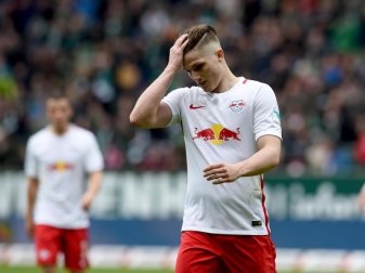 Frustriert geht Leipzigs Marcel Sabitzer beim Spiel gegen Werder Bremen in die Halbzeitpause. Foto: Carmen Jaspersen