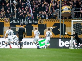 Sandhausens Torwart Marco Knaller (r) kann das 0:1 druch Dresdens Erich Berko (nicht im Bild) nicht verhindern. Foto: Thomas Eisenhuth