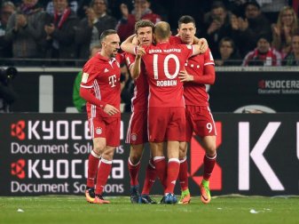 Bayerns Spieler jubeln mit Torschütze Thomas Müller. Foto: Federico Gambarini