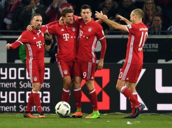 Münchens Spieler feiern Torschütze Thomas Müller. Foto: Federico Gambarini