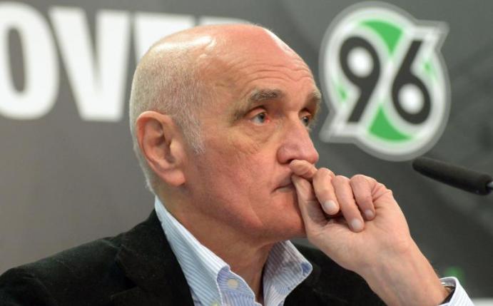 Hannover-96-Präsident Martin Kind bestätigt, dass man sich nach möglichen Nachfolgern für Trainer Stendel umsieht. Foto: Peter Steffen