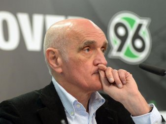 Hannover-96-Präsident Martin Kind bestätigt, dass man sich nach möglichen Nachfolgern für Trainer Stendel umsieht. Foto: Peter Steffen Hannover-96-Präsident Martin Kind bestätigt, dass man sich nach möglichen Nachfolgern für Trainer Stendel umsieht. Foto: Peter Steffen