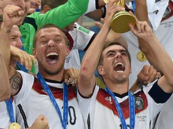 Lukas Podolski (l) wurde von DFB-Präsident Grindel als «Weltmeister auf und neben dem Platz» gewürdigt. Foto: Marcus Brandt