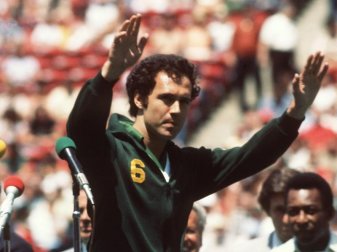 Franz Beckenbauer (vorn) grüßt 1978 das Publikum nach einem Spiel von Cosmos New York. Foto: Martin Athenstädt Franz Beckenbauer (vorn) grüßt 1978 das Publikum nach einem Spiel von Cosmos New York. Foto: Martin Athenstädt