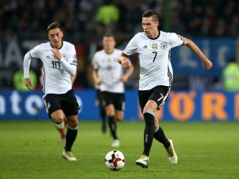 Özil (l.) und Draxler fehlen gegen England Özil (l.) und Draxler fehlen gegen England
