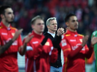 Der 1. FC Union Berlin um Cheftrainer Jens Keller feierte die Tabellenführung. Foto: Soeren Stache Der 1. FC Union Berlin um Cheftrainer Jens Keller feierte die Tabellenführung. Foto: Soeren Stache