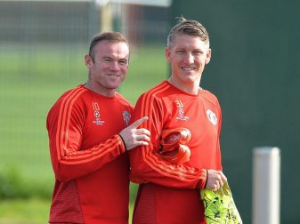 Wayne Rooney wünscht (l) wünscht seinem bald ehemaligen Teamkollegen Bastian Schweinsteiger viel Glück beim nächsten Karriereschritt. Foto: Peter Powell Wayne Rooney wünscht (l) wünscht seinem bald ehemaligen Teamkollegen Bastian Schweinsteiger viel Glück beim nächsten Karriereschritt. Foto: Peter Powell