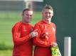 Wayne Rooney wünscht (l) wünscht seinem bald ehemaligen Teamkollegen Bastian Schweinsteiger viel Glück beim nächsten Karriereschritt. Foto: Peter Powell