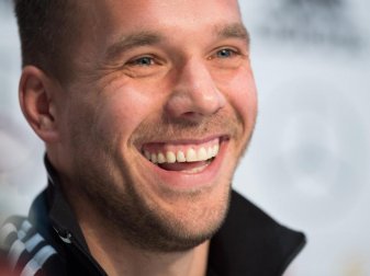 Lukas Podolski freut sich auf seinen ersten und letzten Einsatz als DFB-Kapitän. Foto: Marius Becker Lukas Podolski freut sich auf seinen ersten und letzten Einsatz als DFB-Kapitän. Foto: Marius Becker