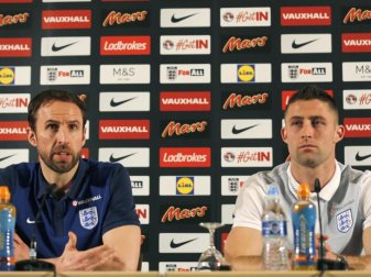Englands Coach Gareth Southgate (l) und Gary Cahill bei der Pressekonferenz in Essen. Foto: Ina Fassbender Englands Coach Gareth Southgate (l) und Gary Cahill bei der Pressekonferenz in Essen. Foto: Ina Fassbender