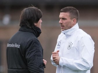 Bundestrainer Joachim Löw (l) wird beim Spiel gegen England das letzte Mal mit Lukas Podolski zusammenarbeiten. Foto: Bernd Thissen Bundestrainer Joachim Löw (l) wird beim Spiel gegen England das letzte Mal mit Lukas Podolski zusammenarbeiten. Foto: Bernd Thissen