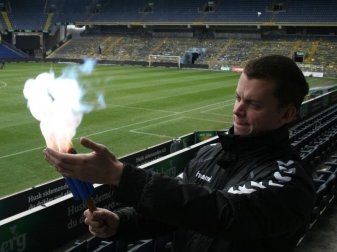 Lasse Bauer, Fanbeauftragter von Brøndby, demonstriert die Ungefährlichkeit der neuen Pyrotechnik. Foto: Julia Wäschenbach Lasse Bauer, Fanbeauftragter von Brøndby, demonstriert die Ungefährlichkeit der neuen Pyrotechnik. Foto: Julia Wäschenbach