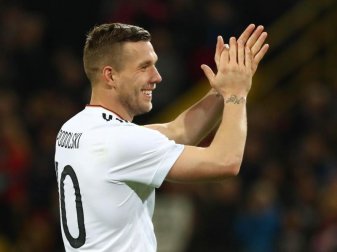 Lukas Podolski feierte einen ganz starken Abschied. Foto: Christian Charisius Lukas Podolski feierte einen ganz starken Abschied. Foto: Christian Charisius