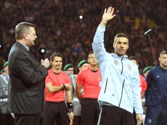 DFB-Präsident Reinhard Grindel verabschiedet Lukas Podolski in Dortmund. Foto: Bernd Thissen DFB-Präsident Reinhard Grindel verabschiedet Lukas Podolski in Dortmund. Foto: Bernd Thissen