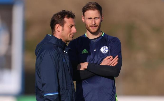 Benedikt Höwedes (r) im Gespräch mit Schalke-Trainer Markus Weinzierl. Foto: Ina Fassbender