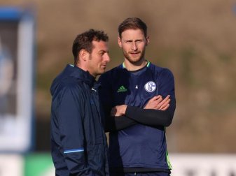 Benedikt Höwedes (r) im Gespräch mit Schalke-Trainer Markus Weinzierl. Foto: Ina Fassbender Benedikt Höwedes (r) im Gespräch mit Schalke-Trainer Markus Weinzierl. Foto: Ina Fassbender