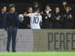 Während Bundestrainer Löw (l) schon an das kommende Spiel in Baku zu denken scheint, verabschiedet sich Lukas Podolski (10) vom Team. Foto: Bernd Thissen