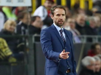 Trainer Gareth Southgate und die Mannschaft werden im Wembley-Stadion beim Spiel gegen Litauen der Anschlag-Opfer gedenken. Foto: Christian Charisius
