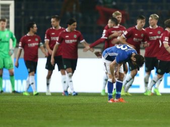 Schalke unterliegt Hannover mit 1:3 Schalke unterliegt Hannover mit 1:3