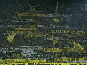 Schmähplakate auf der Dortmunder Südtribüne beim Spiel gegen Leipzig am 4. Februar. Die Ermittlungen der Polizei haben erste Ergebnisse gebracht. Foto: Ina Fassbender Schmähplakate auf der Dortmunder Südtribüne beim Spiel gegen Leipzig am 4. Februar. Die Ermittlungen der Polizei haben erste Ergebnisse gebracht. Foto: Ina Fassbender