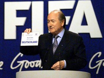 Im der Affäre um die Vergabe der WM 2006 an Deutschland gibt es neue Vorwürfe. Foto: Michele Limina/Archiv
