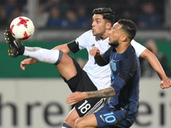 Nadiem Amiri (l) im Zweikampf mit Englands Lewis Baker. Foto: Arne Dedert