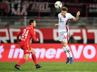 Der Nürnberger Dennis Lippert (r) riss sich das Kreuzband. Foto: Soeren Stache