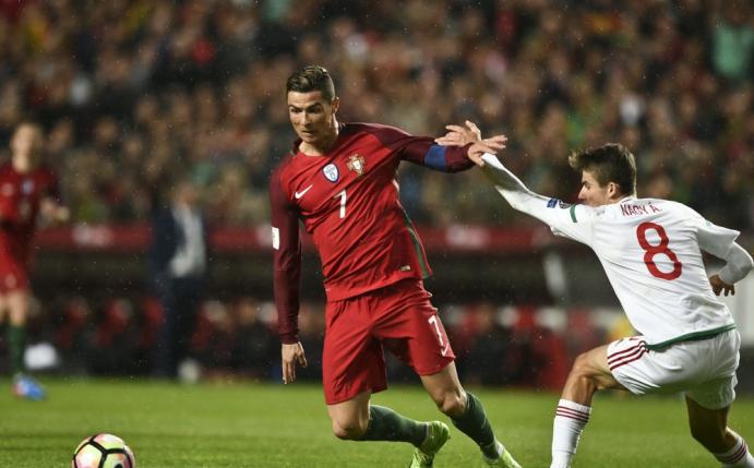 Ronaldo (l.) knackt 70-Tore-Marke mit einem Doppelpack