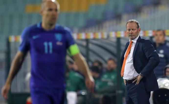 Der niederländische Nationaltrainer Danny Blind (r) muss nach der 0:2-Niederlage in Sofia um seinen Job bangen. Foto: Vadim Ghirda