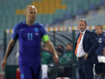 Der niederländische Nationaltrainer Danny Blind (r) muss nach der 0:2-Niederlage in Sofia um seinen Job bangen. Foto: Vadim Ghirda Der niederländische Nationaltrainer Danny Blind (r) muss nach der 0:2-Niederlage in Sofia um seinen Job bangen. Foto: Vadim Ghirda