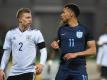 Mitchell Weiser (l.) zog sich bei der U-21 gegen England eine Oberschenkelverletzung zu. Foto: Arne Dedert