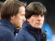 Bundestrainer Joachim Löw (r) und Co-Trainer Thomas Schneider beim Spiel in Baku. Foto: Marius Becker