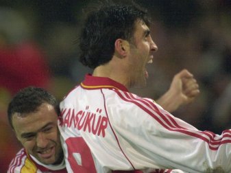 Hakan Sükür und Arif Erdem (l) bei einem UEFA-Pokalspiel in Dortmund im Jahr 2000. Foto: Ferdinand Ostrop Hakan Sükür und Arif Erdem (l) bei einem UEFA-Pokalspiel in Dortmund im Jahr 2000. Foto: Ferdinand Ostrop