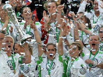 Titelverteidiger Wolfsburg steht erneut im Halbfinale Titelverteidiger Wolfsburg steht erneut im Halbfinale