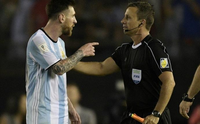 Lionel Messi mit Schiedsrichterassistent Carvalho