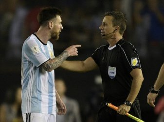 Lionel Messi mit Schiedsrichterassistent Carvalho Lionel Messi mit Schiedsrichterassistent Carvalho