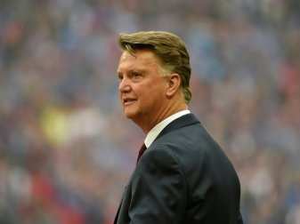 Van Gaal sah sich die Partie auf der Tribüne an Van Gaal sah sich die Partie auf der Tribüne an